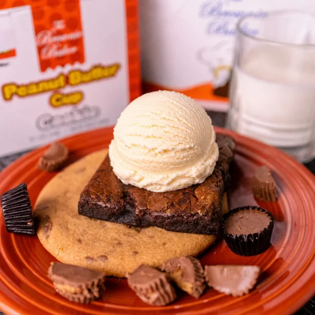 Friday night plans: a warm brownie, a giant cookie, and a scoop of vanilla ice cream on top. 🤎🍪🍨 
Who’s joining us? 😋

#thebrowniebakerinc #friday #cookies #chocolate #brownie