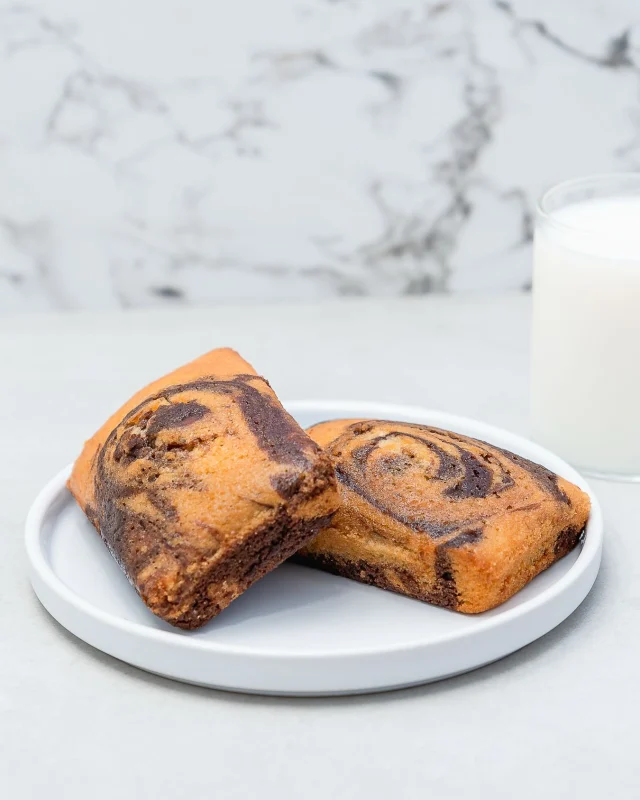 Consider this your sign to pour a glass of milk and treat yourself! 🥛🤎

#thebrowniebakerinc #marblecake #cake #dessert #chocolate